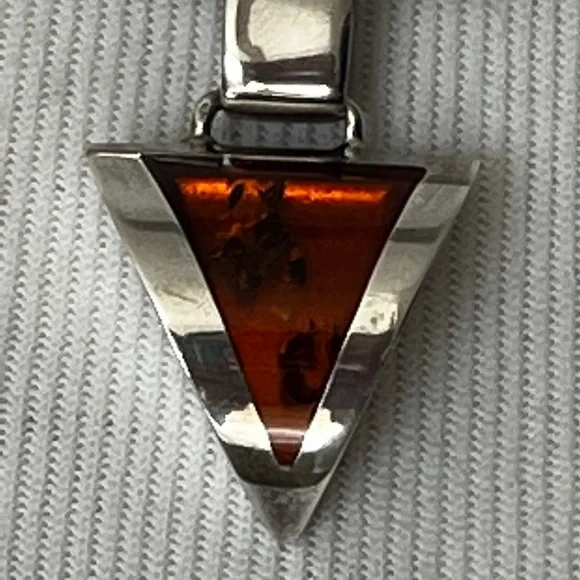 Gorgeous Vtg modernistic triangle Amber .925 sterling silver pendant 9.7g - Picture 6 of 11